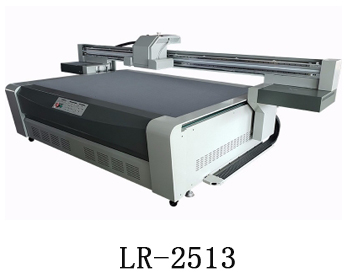 LR-2513通常我們也稱為萬能打印機，他是根據(jù)國際標(biāo)準(zhǔn)尺寸而來，加上這種uv機器不收材質(zhì)約束，差不多什么都可以打印，通常我們也稱之為萬能打印機